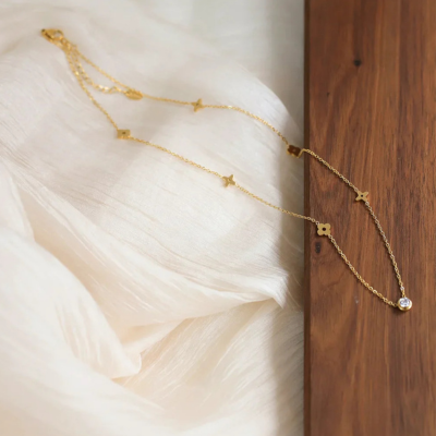 CARRIE Golden Clover Necklace